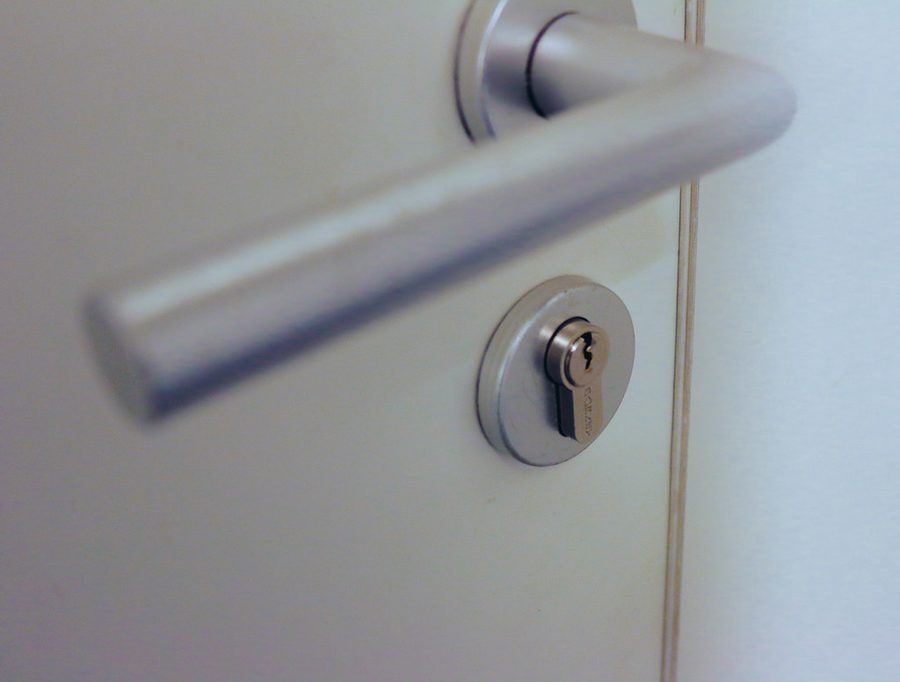 Dveře a kliky — detail moderní kliky se zámkem